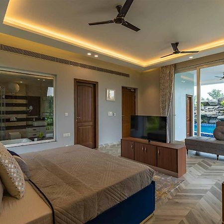 Stayvista At Serenity Farms With Pool, Lawn, Bonfire & Bbq Sohna Exteriér fotografie