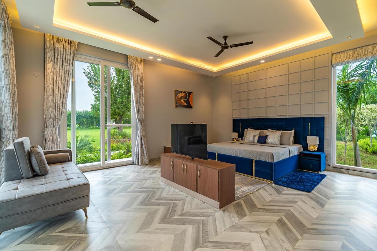 Stayvista At Serenity Farms With Pool, Lawn, Bonfire & Bbq Sohna Exteriér fotografie