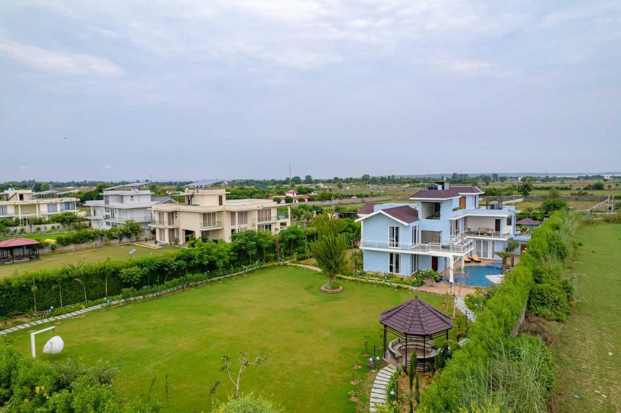 Stayvista At Serenity Farms With Pool, Lawn, Bonfire & Bbq Sohna Exteriér fotografie