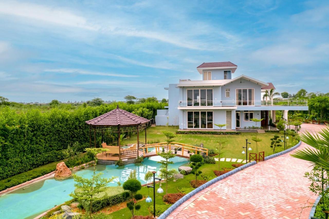 Stayvista At Serenity Farms With Pool, Lawn, Bonfire & Bbq Sohna Exteriér fotografie