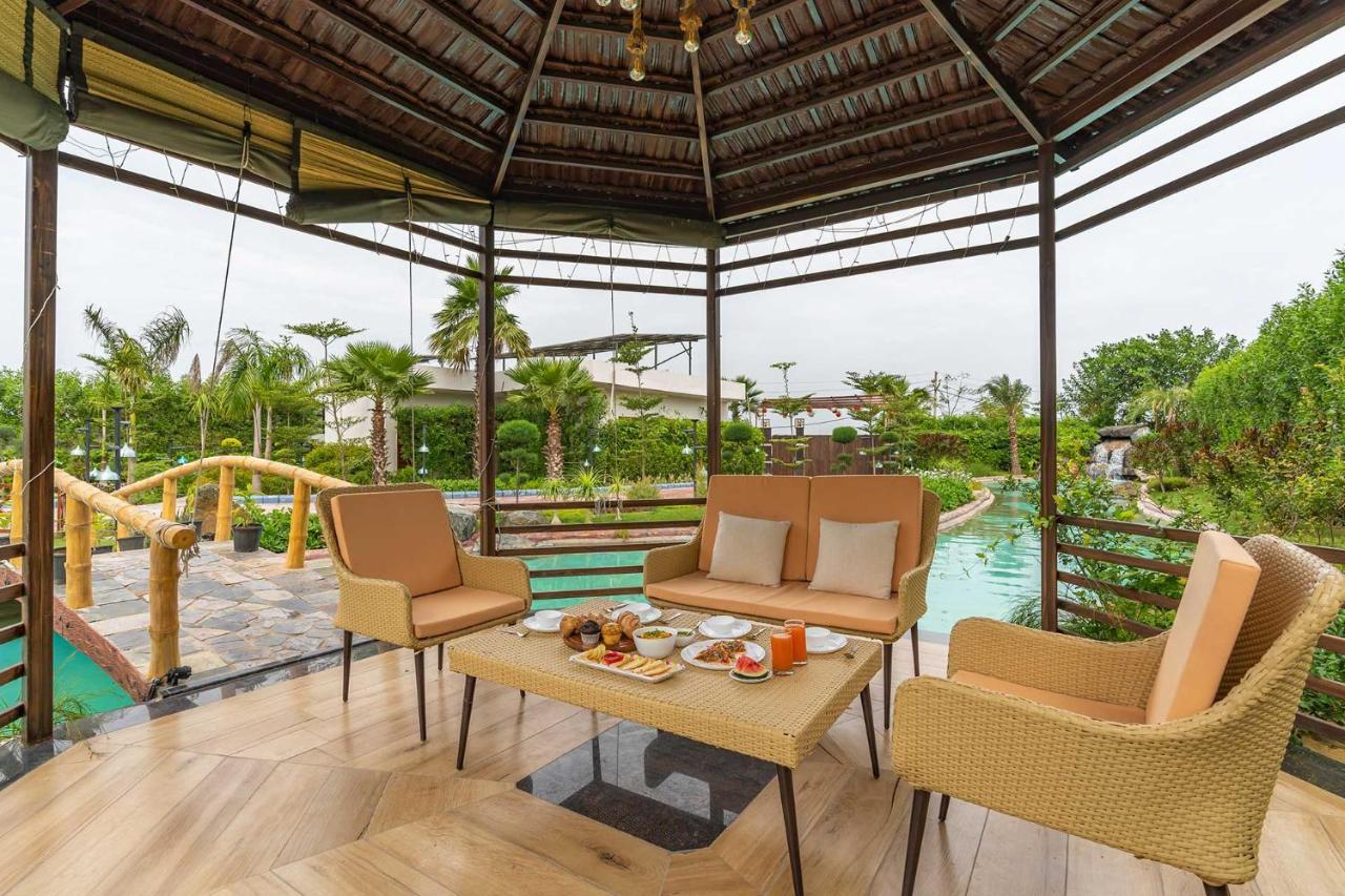 Stayvista At Serenity Farms With Pool, Lawn, Bonfire & Bbq Sohna Exteriér fotografie
