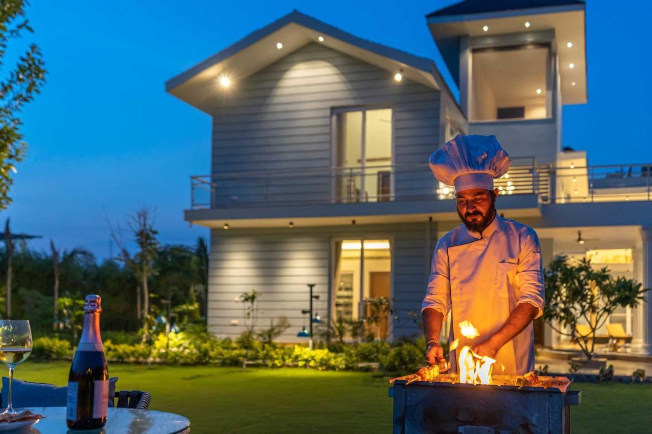 Stayvista At Serenity Farms With Pool, Lawn, Bonfire & Bbq Sohna Exteriér fotografie