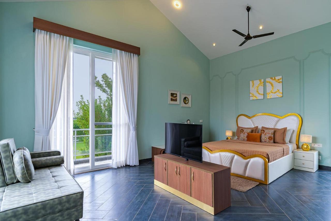Stayvista At Serenity Farms With Pool, Lawn, Bonfire & Bbq Sohna Exteriér fotografie