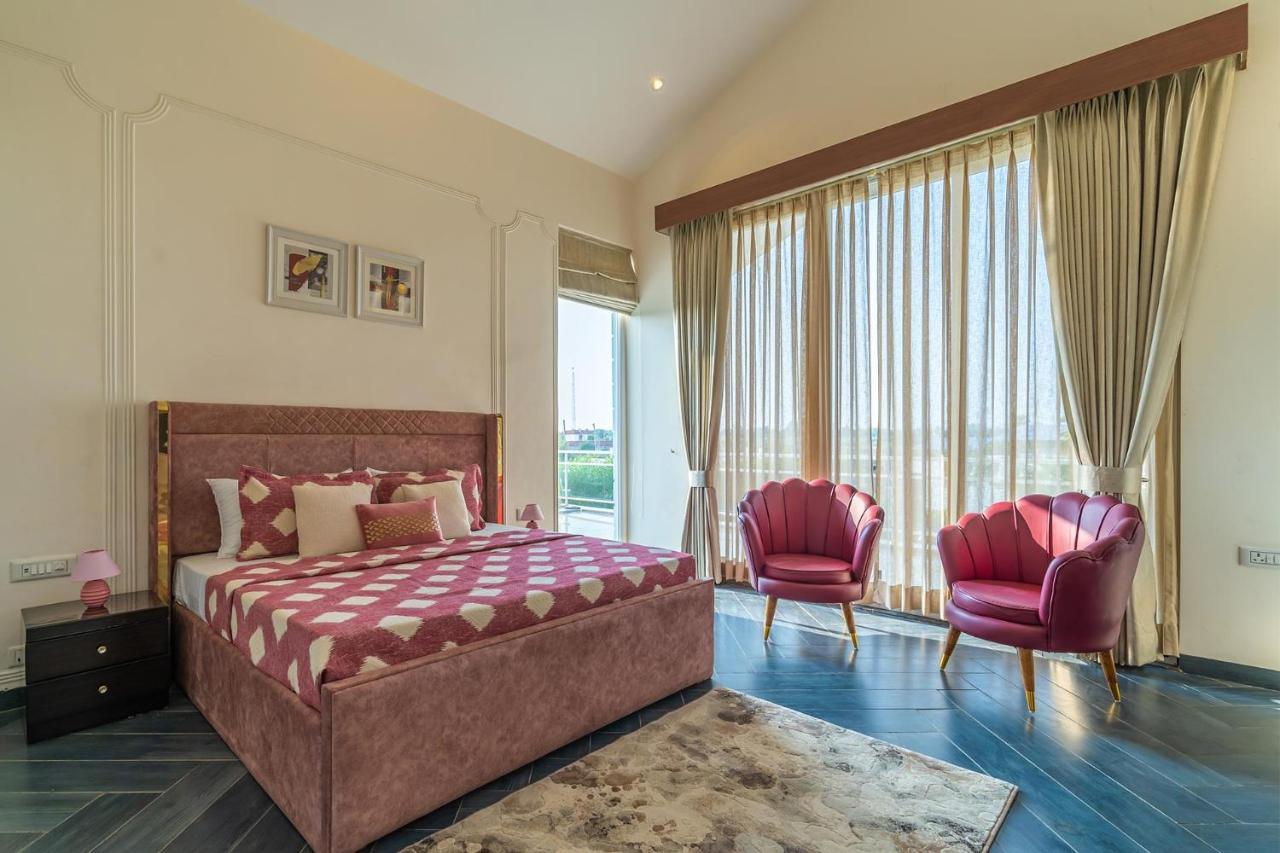 Stayvista At Serenity Farms With Pool, Lawn, Bonfire & Bbq Sohna Exteriér fotografie