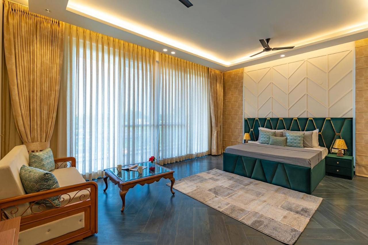 Stayvista At Serenity Farms With Pool, Lawn, Bonfire & Bbq Sohna Exteriér fotografie