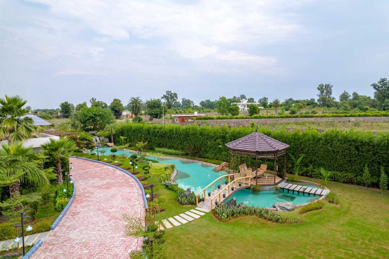 Stayvista At Serenity Farms With Pool, Lawn, Bonfire & Bbq Sohna Exteriér fotografie
