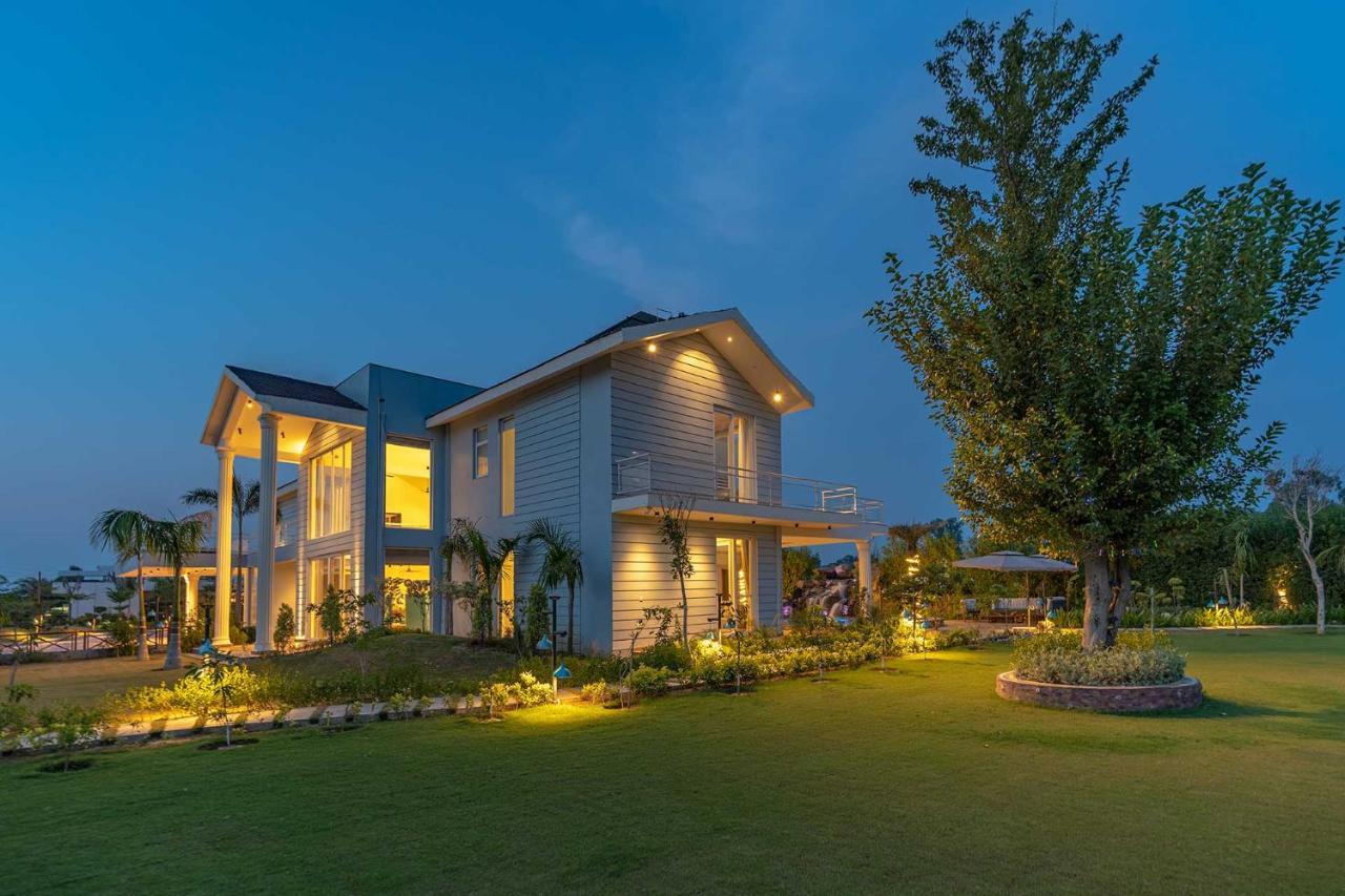 Stayvista At Serenity Farms With Pool, Lawn, Bonfire & Bbq Sohna Exteriér fotografie