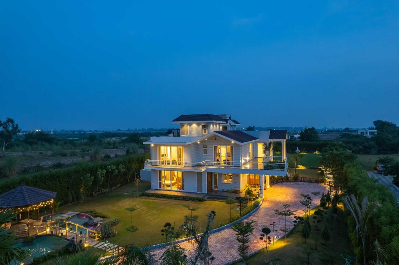 Stayvista At Serenity Farms With Pool, Lawn, Bonfire & Bbq Sohna Exteriér fotografie