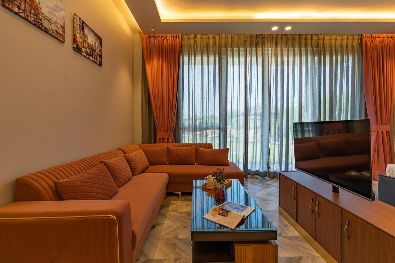 Stayvista At Serenity Farms With Pool, Lawn, Bonfire & Bbq Sohna Exteriér fotografie
