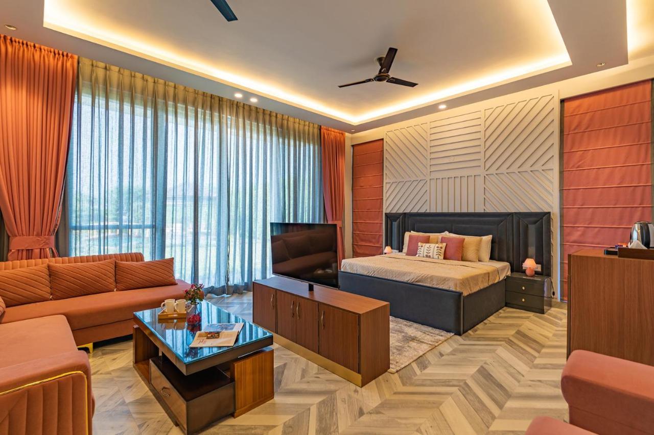 Stayvista At Serenity Farms With Pool, Lawn, Bonfire & Bbq Sohna Exteriér fotografie