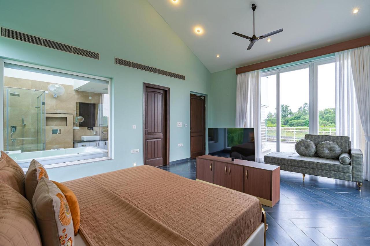 Stayvista At Serenity Farms With Pool, Lawn, Bonfire & Bbq Sohna Exteriér fotografie