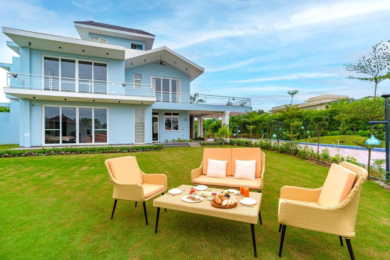 Stayvista At Serenity Farms With Pool, Lawn, Bonfire & Bbq Sohna Exteriér fotografie